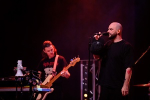 Koncert: Fisz Emade Tworzywo - Na scenie basista Staszek Wróbel i wokalista Bartek Waglewski