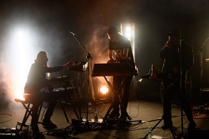 Koncert: Fisz Emade Tworzywo - Na scenie gitarzysta Michał Sobociński, basista Staszek Wróbel i wokalista Bartek Waglewski