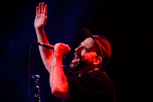 Koncert: Fisz Emade Tworzywo - Na scenie wokalista Bartek Waglewski