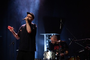 Koncert: Fisz Emade Tworzywo - Na scenie wokalista Bartek Waglewski i perkusista Piotr Waglewski