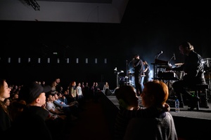 Koncert: Fisz Emade Tworzywo - Publiczność przed sceną, na której gra zespół Fisz Emade Tworzywo