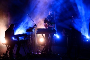 Koncert: Fisz Emade Tworzywo - Na scenie gitarzysta Michał Sobociński, basista Staszek Wróbel i wokalista Bartek Waglewski