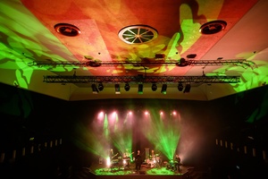 Koncert: Fisz Emade Tworzywo - Widok na scenę i zespół Fisz Emade Tworzywo z balkonu w Marzeniu