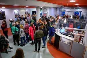 Koncert: Fisz Emade Tworzywo - Publiczność w foyer kina Marzenie