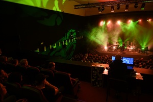 Koncert: Fisz Emade Tworzywo - Widok na scenę i zespół Fisz Emade Tworzywo z balkonu w Marzeniu