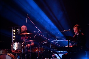 Koncert: Fisz Emade Tworzywo - Na scenie na pierwszym planie po prawej pianista Mariusz Obijalski, w tle perkusista Piotr Waglewski