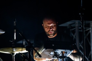 Koncert: Fisz Emade Tworzywo - Na scenie perkusista Piotr Waglewski