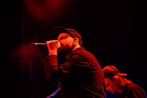 Koncert: Fisz Emade Tworzywo - Na scenie w tle basista Staszek Wróbel i na pierwszym planie wokalista Bartek Waglewski