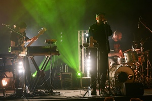 Koncert: Fisz Emade Tworzywo - Na scenie od lewej: basista Staszek Wróbel, wokalista Bartek Waglewski i perkusista Piotr Waglewski