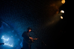 Dawid Tyszkowski "Nadal nie śpię" w Piwnicach TCK - Na scenie Dawid Tyszkowski