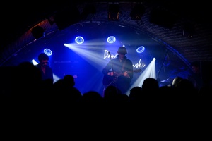 Dawid Tyszkowski "Nadal nie śpię" w Piwnicach TCK - Na scenie Dawid Tyszkowski z zespołem