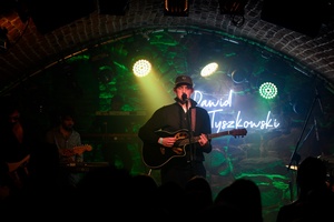 Dawid Tyszkowski "Nadal nie śpię" w Piwnicach TCK - Na scenie Dawid Tyszkowski