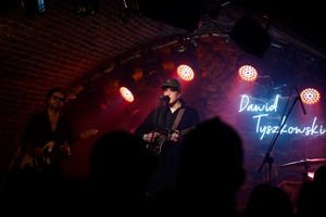 Dawid Tyszkowski "Nadal nie śpię" w Piwnicach TCK - Na scenie Dawid Tyszkowski