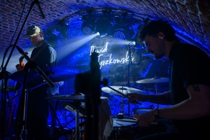 Dawid Tyszkowski "Nadal nie śpię" w Piwnicach TCK - Na scenie perkusista zespołu Dawida