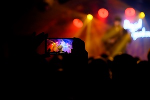 Dawid Tyszkowski "Nadal nie śpię" w Piwnicach TCK - Widok na scenę przez pryzmat telefonu komórkowego widza
