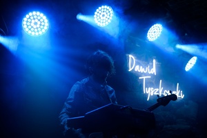 Dawid Tyszkowski "Nadal nie śpię" w Piwnicach TCK - Na scenie basista Dawida Tyszkowskiego