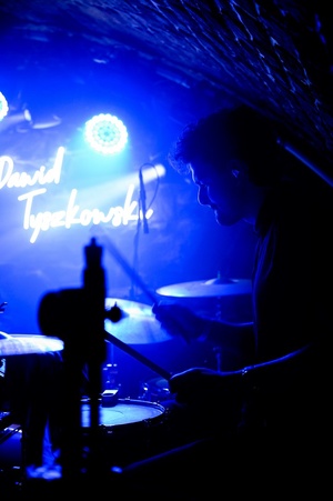 Dawid Tyszkowski "Nadal nie śpię" w Piwnicach TCK - Na scenie perkusista zespołu Dawida