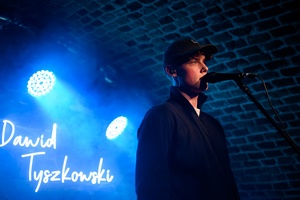 Dawid Tyszkowski "Nadal nie śpię" w Piwnicach TCK - Na scenie Dawid Tyszkowski