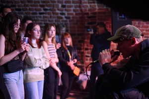 Dawid Tyszkowski "Nadal nie śpię" w Piwnicach TCK - Na scenie Dawid Tyszkowski