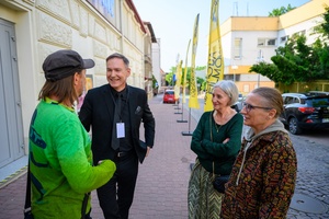 37. TNF - Dzień 1 (27.05.23) - Dyrektor TNF Anna Grygiel, dyrektor TCK Tomasz Kapturkiewicz, reżyser Dorota Kędzierzawska, redaktor Ryszard Jaźwiński przed kinem Marzenie