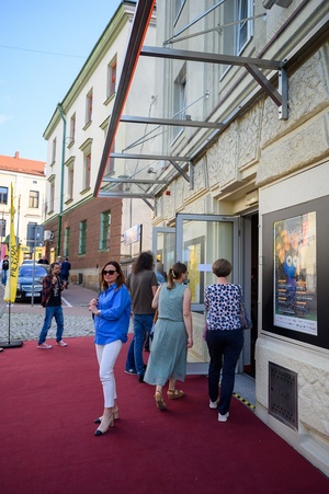 37. TNF - Dzień 1 (27.05.23) - Festiwalowi widzowie przed kinem Marzenie