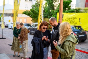 37. TNF - Dzień 1 (27.05.23) - Festiwalowi widzowie przed kinem Marzenie