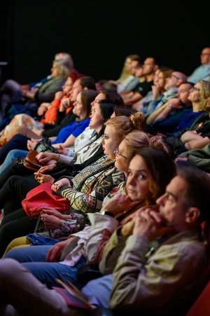 37. TNF - Dzień 1 (27.05.23) - Widzowie w sali kinowej przed pierwszą festiwalową projekcją