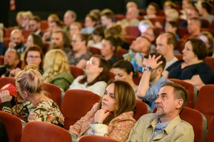 37. TNF - Dzień 1 (27.05.23) - Widzowie w sali kinowej przed pierwszą festiwalową projekcją