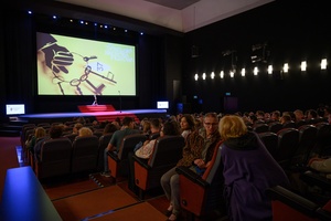 37. TNF - Dzień 1 (27.05.23) - Widzowie w sali kinowej przed pierwszą festiwalową projekcją