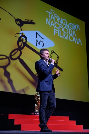 37. TNF - Dzień 1 (27.05.23) - Na scenie Marzenia dyrektor artystyczny 37. TNF Kuba Armata otwierający festiwal