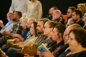 37. TNF - Dzień 1 (27.05.23) - Widzowie w sali kinowej przed pierwszą festiwalową projekcją