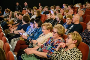 37. TNF - Dzień 1 (27.05.23) - Widzowie w sali kinowej przed pierwszą festiwalową projekcją