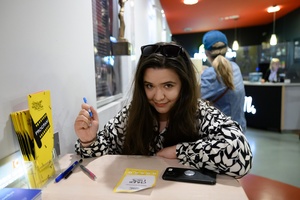 37. TNF - Dzień 3 (29.05.23) - Festiwalowiczka wypełniająca kupon plebiscytowy