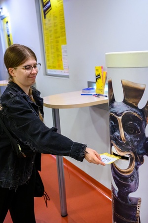 37. TNF - Dzień 3 (29.05.23) - Festiwalowiczka wrzucająca kupon plebiscytowy do urny