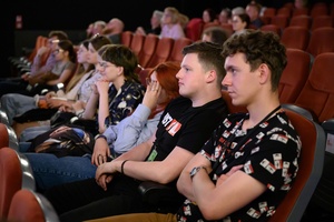 37. TNF - Dzień 4 (30.05.23) - Po projekcji "Niebezpiecznych dżentelmenów" widzowie na sali kinowej na spotkaniu z reżyserem filmu Maciejem Kawalskim (w formie on-line)