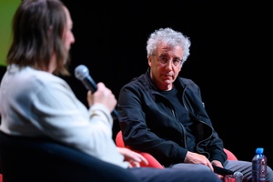 37. TNF - Dzień 4 (30.05.23) - Ryszard Jaźwiński prowadzący spotkanie z reżyserem "Filmu balkonowego" - Pawłem Łozińskim w sali kinowej