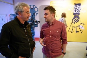 37. TNF - Dzień 4 (30.05.23) - Reżyser "Filmu balkonowego" - Paweł Łoziński z dyrektorem artystycznym TNF - Kubą Armatą w hallu Marzenia