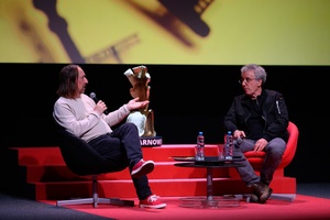 37. TNF - Dzień 4 (30.05.23) - Ryszard Jaźwiński prowadzący spotkanie z reżyserem "Filmu balkonowego" - Pawłem Łozińskim w sali kinowej