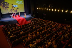 37. TNF - Dzień 5 (31.05.23) - sala kinowa wypełniona najmłodszymi widzami przed projekcją Filmów Młodego Widza