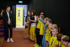 37. TNF - Dzień 5 (31.05.23) - Jury Dziecięce 37. TNF z opiekunką Magdą Trusz przed projekcją Filmów Młodego Widza w sali kinowej