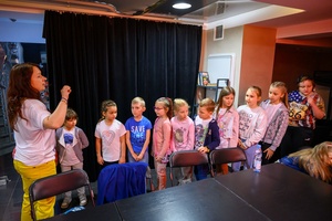 37. TNF - Dzień 5 (31.05.23) - Jury Dziecięce 37. TNF z opiekunką Magdą Trusz przed projekcją Filmów Młodego Widza