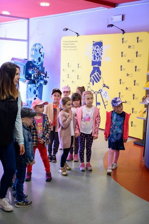 37. TNF - Dzień 5 (31.05.23) - Najmłodsi kinomani wchodzący do kina na projekcje dla dzieci