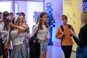 37. TNF - Dzień 5 (31.05.23) - Najmłodsi kinomani wchodzący do kina na projekcje dla dzieci