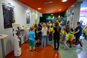 37. TNF - Dzień 5 (31.05.23) - Najmłodsi kinomani wchodzący do kina na projekcje dla dzieci