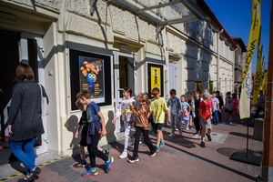 37. TNF - Dzień 5 (31.05.23) - Najmłodsi kinomani wchodzący do kina na projekcje dla dzieci