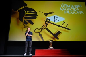 37. TNF - Dzień 5 (31.05.23) - Kuba Armata na scenie zapraszający widzów na projekcję konkursową