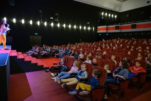 37. TNF - Dzień 5 (31.05.23) - Najmłodsi kinomani zajmujący miejsca w sali kinowej przed projekcją Filmów Młodego Widza