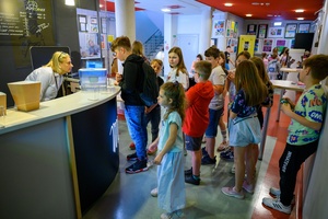 37. TNF - Dzień 5 (31.05.23) - Najmłodsi kinomani wchodzący do kina na projekcje dla dzieci