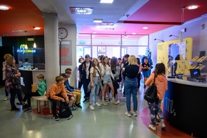 37. TNF - Dzień 5 (31.05.23) - Najmłodsi kinomani wchodzący do kina na projekcje dla dzieci