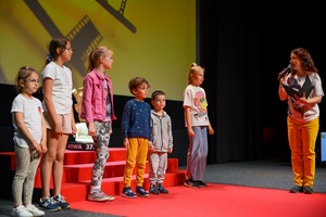 37. TNF - Dzień 5 (31.05.23) - dzieci uczestniczące w animowanych zabawach w sali kinowej przed projekcją